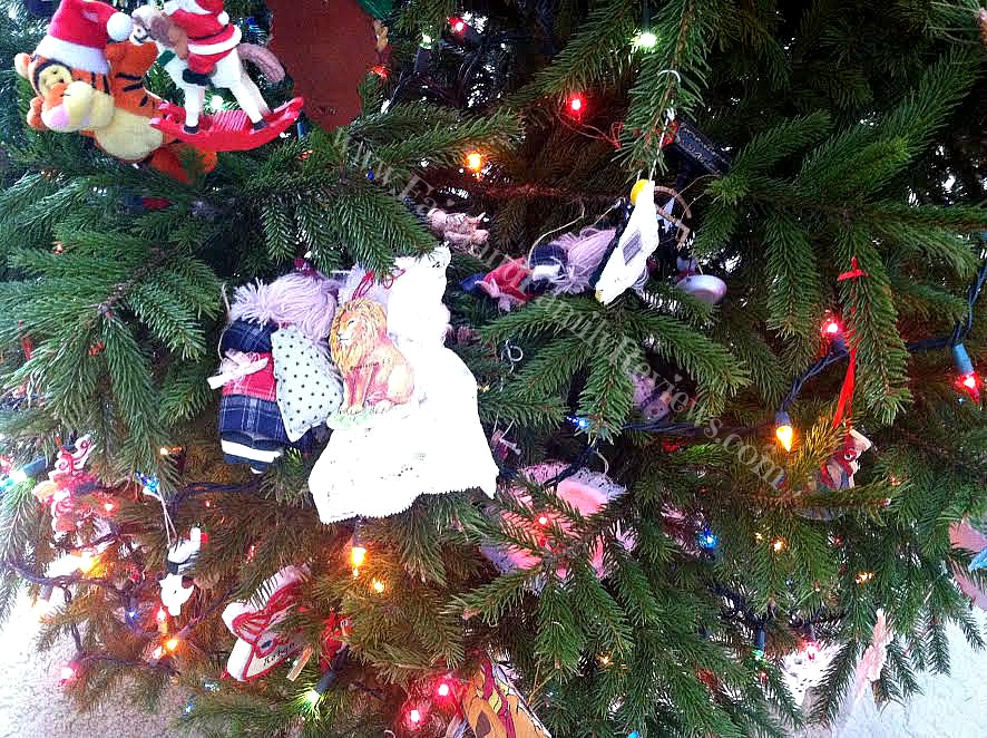 FFR The way a three year old decorates a Christmas Tree